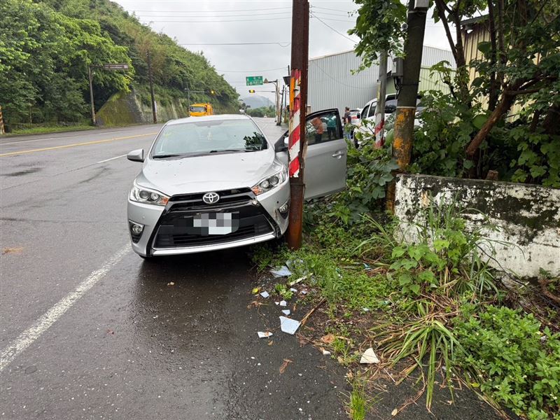駕駛行經廢棄加油站前時，疑因身體不適致車輛緩慢滑行至對向車道。（圖／翻攝畫面）