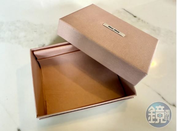 網友分享自己與男友在日本購買精品，回國發現包裝盒裡空無一物的慘痛經驗（示意圖／非當事墨鏡盒）