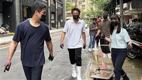 沈伯洋、陳又新蹲地清淤（圖／翻攝自沈伯洋臉書）