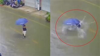 畫面曝！人孔蓋位移…議員1秒遭洞吞剩傘