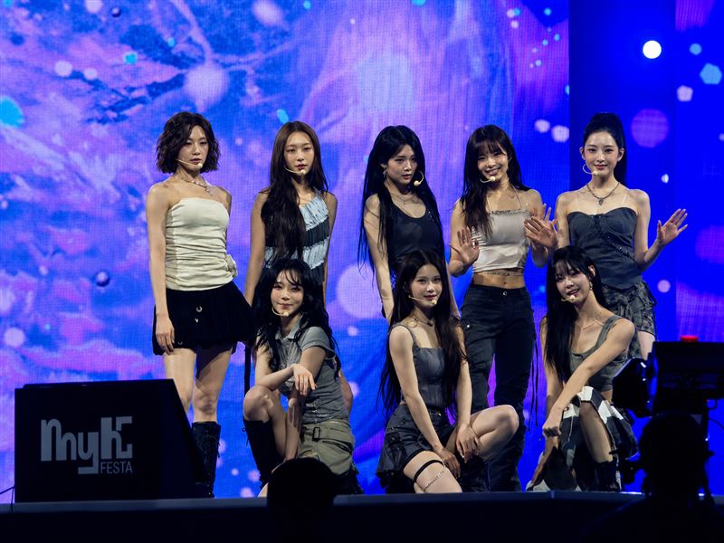 tripleS成員Yubin（中間後者）昨晚表演時臉色相當蒼白。（圖／翻攝自小紅書）