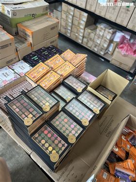台中歐美彩妝限時開倉　購物袋千元裝到滿（圖／翻攝畫面）