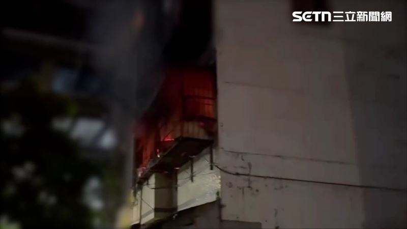 北市南港路三段巷內民宅發生火警，造成1名16歲少女嗆聲送醫。（圖／翻攝畫面）