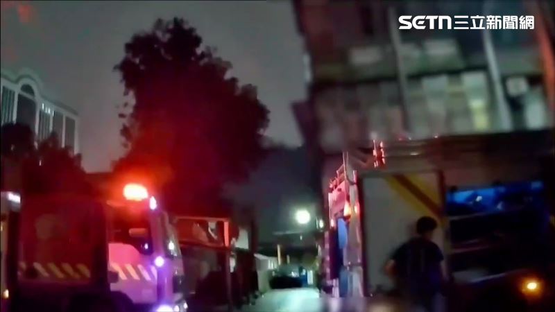 北市南港路三段巷內民宅發生火警，造成1名16歲少女嗆聲送醫。（圖／翻攝畫面）