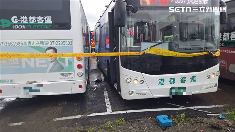 客運都是併排停好，幾乎沒有任何緩衝空間，司機瞬間遭滑動車輛夾死其中，當場失去呼吸心跳。（圖／翻攝畫面）