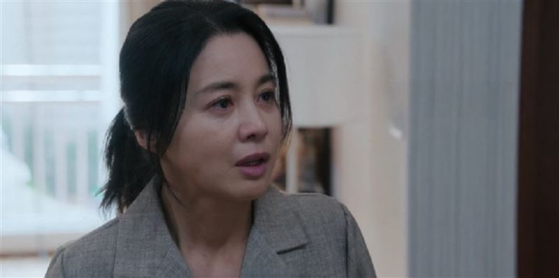 鄭賢民媽媽（徐令姬 飾）被評為《鐵拳教育》最恐怖角色。（圖／翻攝自Netflix）