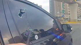 葉男於駕車途中胸悶失去意識。2員警緊急以警棍破窗救人。（圖／翻攝畫面）