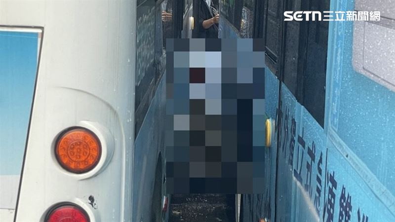 司機情急之下試圖追車阻擋，但前方已經沒有緩衝、逃命空間，整個人被夾死在2輛客運之間，動彈不得。（圖／翻攝畫面）