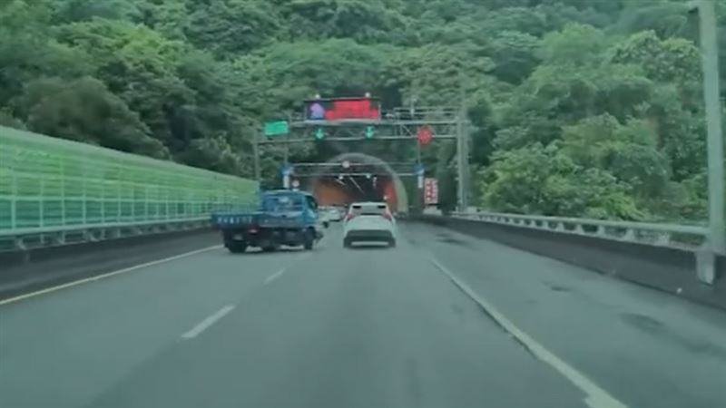 一輛特斯拉日前行經國道5號南向0.1公里南港隧道前，前方一輛行駛於內側車道的小貨車，不明原因突然打滑，整輛車180度扭頭旋轉。（圖／翻攝自Threads @bit8916243）