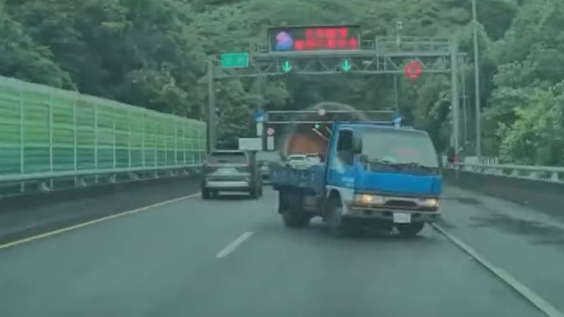 整輛車180度扭頭旋轉，車頭直接逆向停止於外側車道上。（圖／翻攝自Threads @bit8916243）