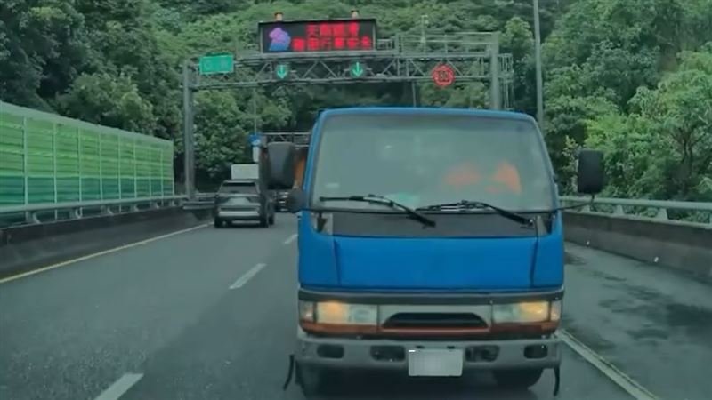 整輛車180度扭頭旋轉，車頭直接逆向停止於外側車道上。（圖／翻攝自Threads @bit8916243）