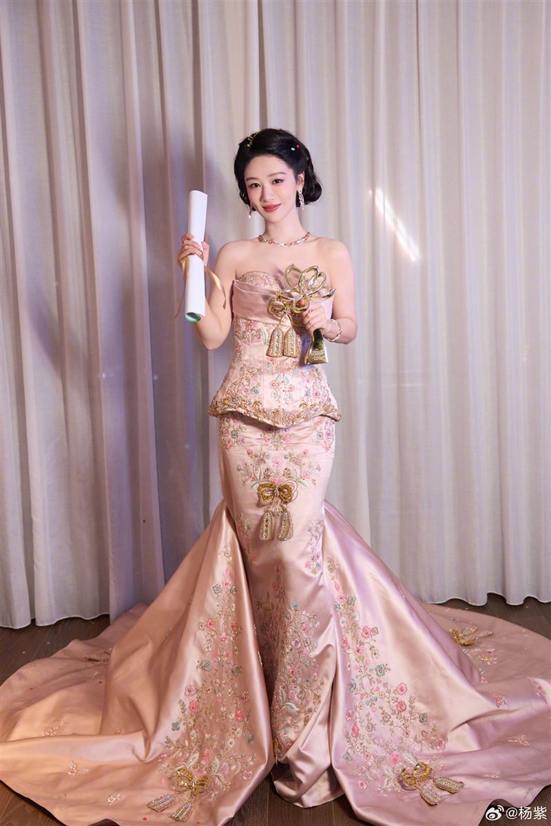 楊紫首度奪上海電視節白玉蘭獎最佳女主角。（圖／翻攝自楊紫微博）