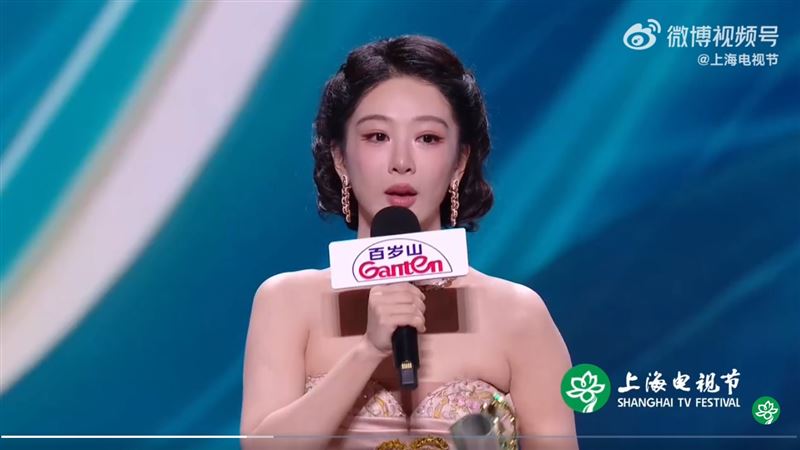 33歲的楊紫成為白玉蘭獎史上首位90後視后，上台時淚流不止。（圖／翻攝自上海電視節微博）