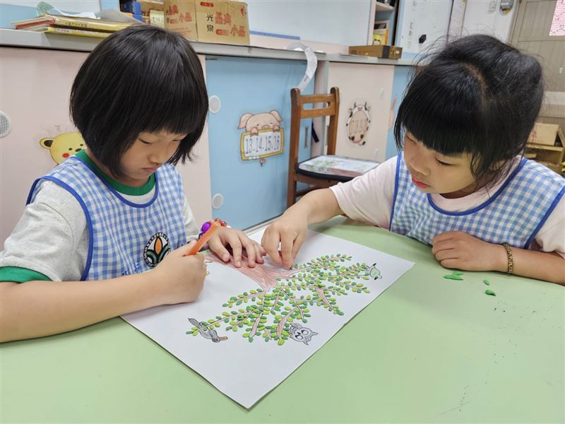 大榕樹傾倒重生，深坑附幼推繪本見證生命教育。（圖／深坑國小附設幼兒園提供）