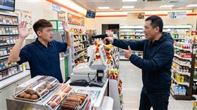 台南,店員,拘役,餅乾,雙手,犯行,強盜,空氣槍,店家,殺傷力,彈丸,槍砲,兇器。（示意圖／AI生成）