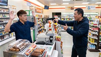 買餅乾失控…掏槍逼店員道歉！奧客下場曝