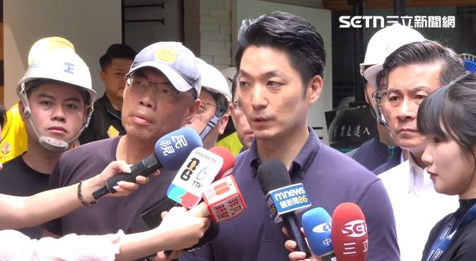 台北市信義區五分埔商圈松山路119巷今日上午突然出現天坑，蔣萬安到現場了解（圖／翻攝畫面）
