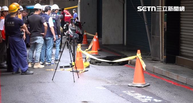 台北市信義區五分埔商圈松山路119巷今日上午突然出現天坑（圖／翻攝畫面）