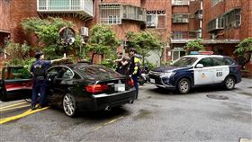 莊男等人將車輛違停在巷弄內，剛好員警於巡邏時經過，搜出毒品及模擬槍，莊男唾液快篩檢測呈陽性反應。（圖／翻攝畫面）