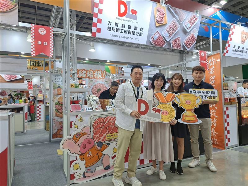 三立電視永續辦公室副執行長王若庭(左2)前進2026台北國際食品展，參訪CAS台灣畜禽館大得利展區，一同探索國產豬肉的安心食