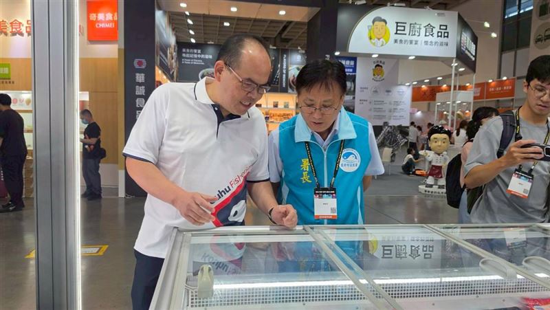 漁業署署長王茂城在台灣鯛魚王子王益豐的展區，了解口湖漁類生產合作社，將安心的在地與環保水產搬到現場