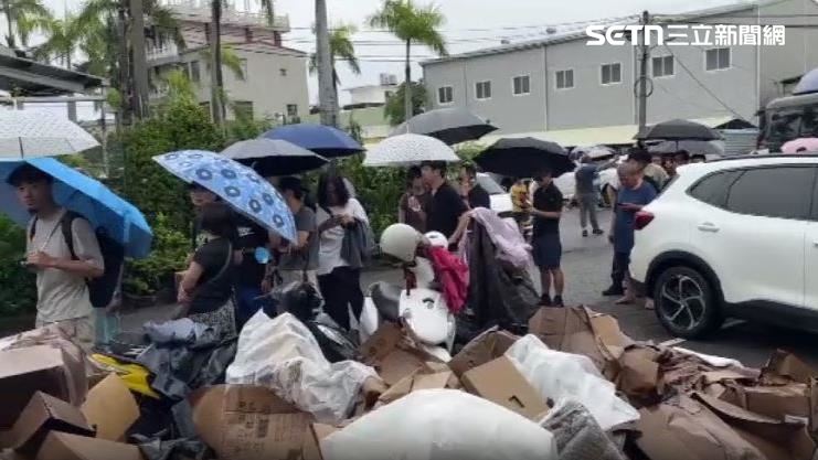 台南永康這間樂器行發起活動，泡水的樂器有些免費送有些便宜賣，消息一出隔天吸引大批民眾到場