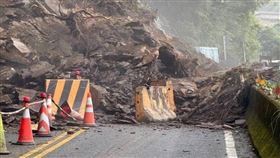 宜蘭縣南澳鄉、金洋部落唯一聯外道路「宜57線」，發生大規模土石坍方。（圖／翻攝畫面）