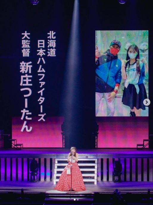 牧野真莉愛24日在武道館進行「畢業演唱」，收到知名棒球教練新庄剛志的祝福信。（圖／翻攝自IG@maria_makino.official）