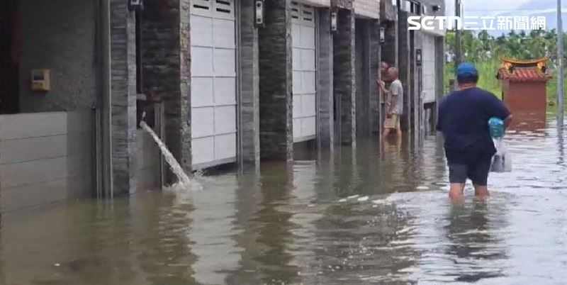 民眾使勁把水往外倒