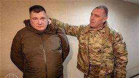 前烏克蘭高階情報官員柯裘拉（Col Dmytro Kozyura）自2018年以來替俄羅斯聯邦安全局（Federal Security Service, FSB）蒐集情報，被烏克蘭當局以叛國罪以及非法持有武器罪，判處終身監禁。（圖／翻攝自X平台 @UkrReview）