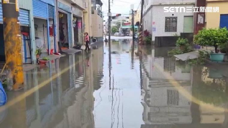 屏東東港積水小腿高　居民嘆：像孤島
