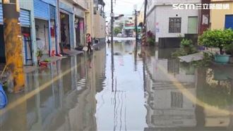 屏東東港積水小腿高　居民嘆：像孤島