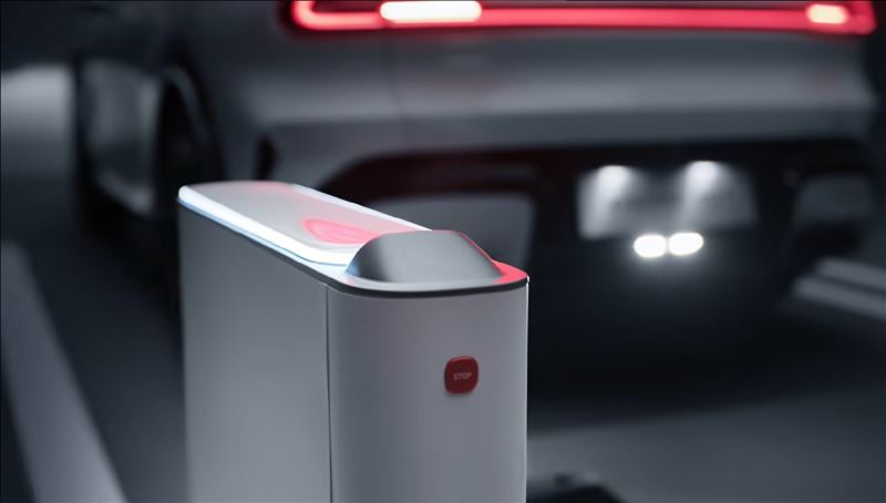 充電機械手臂平時可自動收納，如同一個小箱子。（圖／翻攝Xiaomi YT）