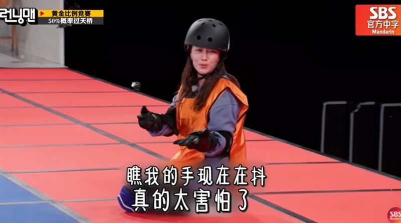 不少網友也因此重新翻出宋智孝多年來挑戰高空、水上、泥地等各種懲罰的片段，紛紛留言表示，「以前總說她沒存在感，現在才知道她有多厲害」。（圖／翻攝自SBS Mandarin官方中字YT）