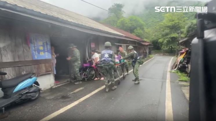國軍們協助居民撤離