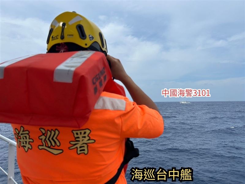 海巡署「臺中艦」依法在東沙海域驅離來犯的中國海警「3101」船。（圖／海巡署提供）