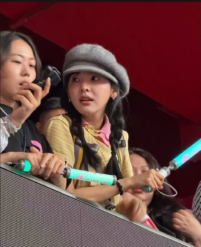章若楠現身觀眾席被捕獲。（圖／翻攝自微博）