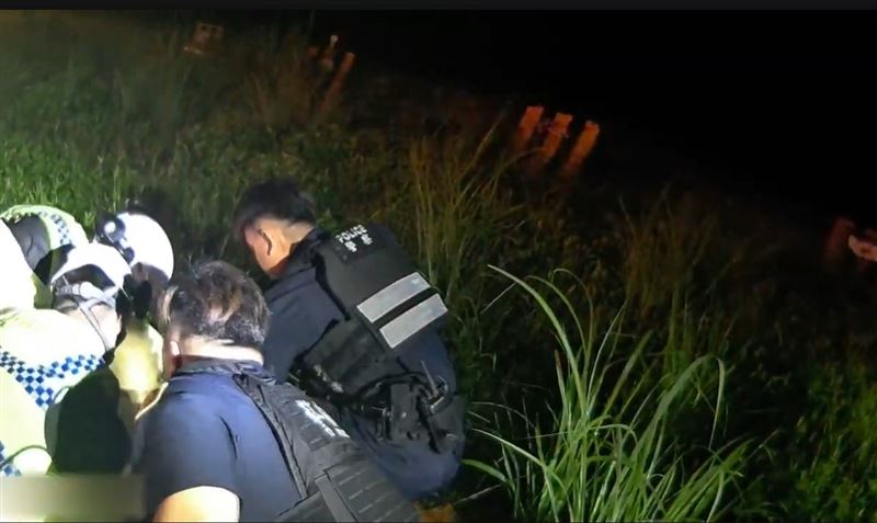 王男狂刺李女數十刀，又將渾身是血的李姓女子、拖進排水溝內，花蓮警方在雪山隧道內，警力圍捕抓獲王男到案。（圖／翻攝畫面）