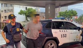 王男狂刺李女數十刀，又將渾身是血的李姓女子、拖進排水溝內，花蓮警方在雪山隧道內，警力圍捕抓獲王男到案。（圖／翻攝畫面）