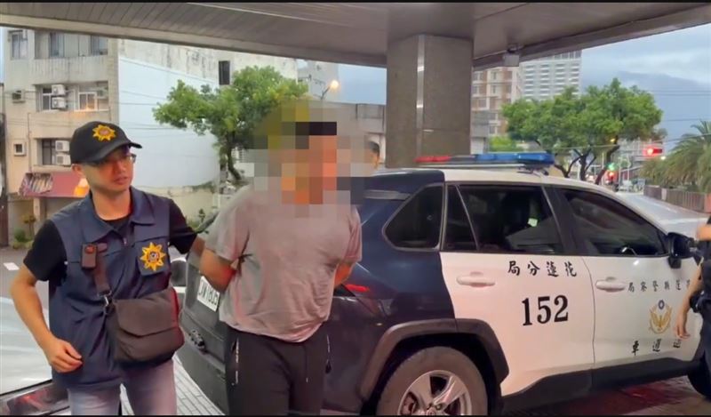 王男狂刺李女數十刀，又將渾身是血的李姓女子、拖進排水溝內，花蓮警方在雪山隧道內，警力圍捕抓獲王男到案。（圖／翻攝畫面）