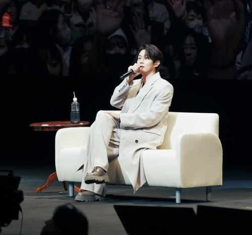 一名自稱演員兼作家的黑人女性近日在TikTok上傳影片表示，她於26日參加AMI巴黎時裝秀時，手持寫有崔宇植名字的應援牌，在簽名環節多次呼喊對方，但崔宇植始終沒有與她互動。（圖／翻攝自崔宇植IG）