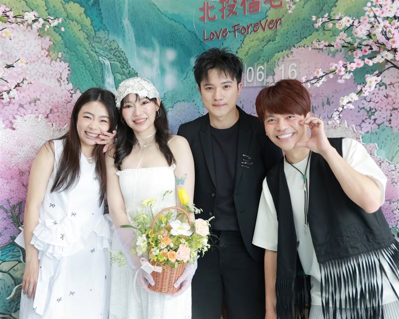 蔡阿嘎期限總監羅禁慾（左二）爆結婚好消息。（圖／翻攝自IG @yga0721）
