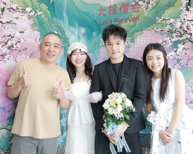 二伯恭喜監羅禁慾（左二）嫁了。（圖／翻攝自IG @yga0721）