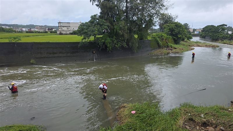 救難人員今（27日）兵分2路搜尋，上午11時38分尋獲何男遺體，陳屍處竟是在反方向的山坡地上。（圖／民眾提供）