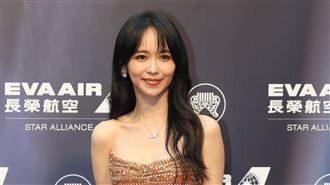 37歲客家妹紅毯禮服超低胸　傲人身材全露