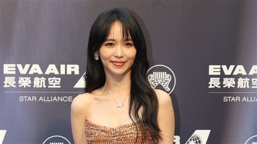 37歲客家妹紅毯禮服超低胸　傲人身材全露