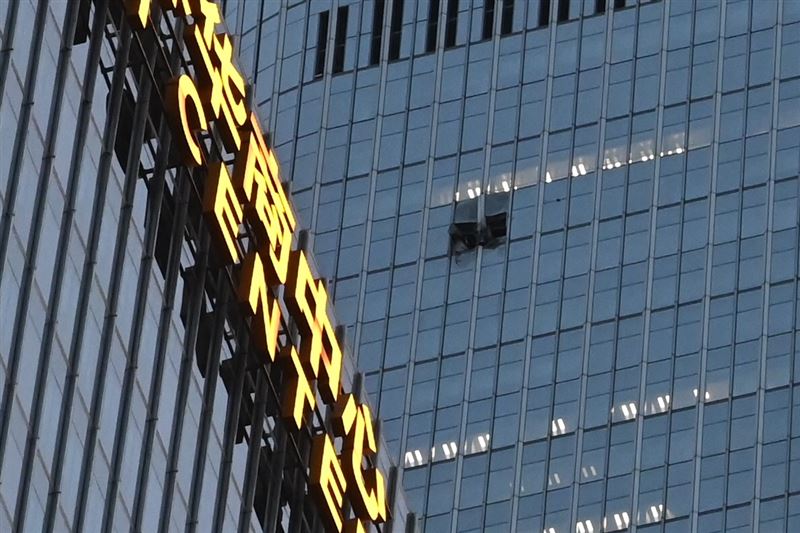 北京第一高樓「中國尊」遭飛機撞擊。(圖/美聯社/達志影像)