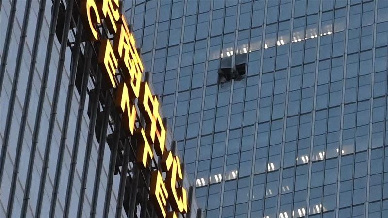 小飛機撞高樓！北京官方證實：1死13傷