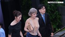 金曲星光大道最辣！穿薄紗只貼胸貼走紅毯