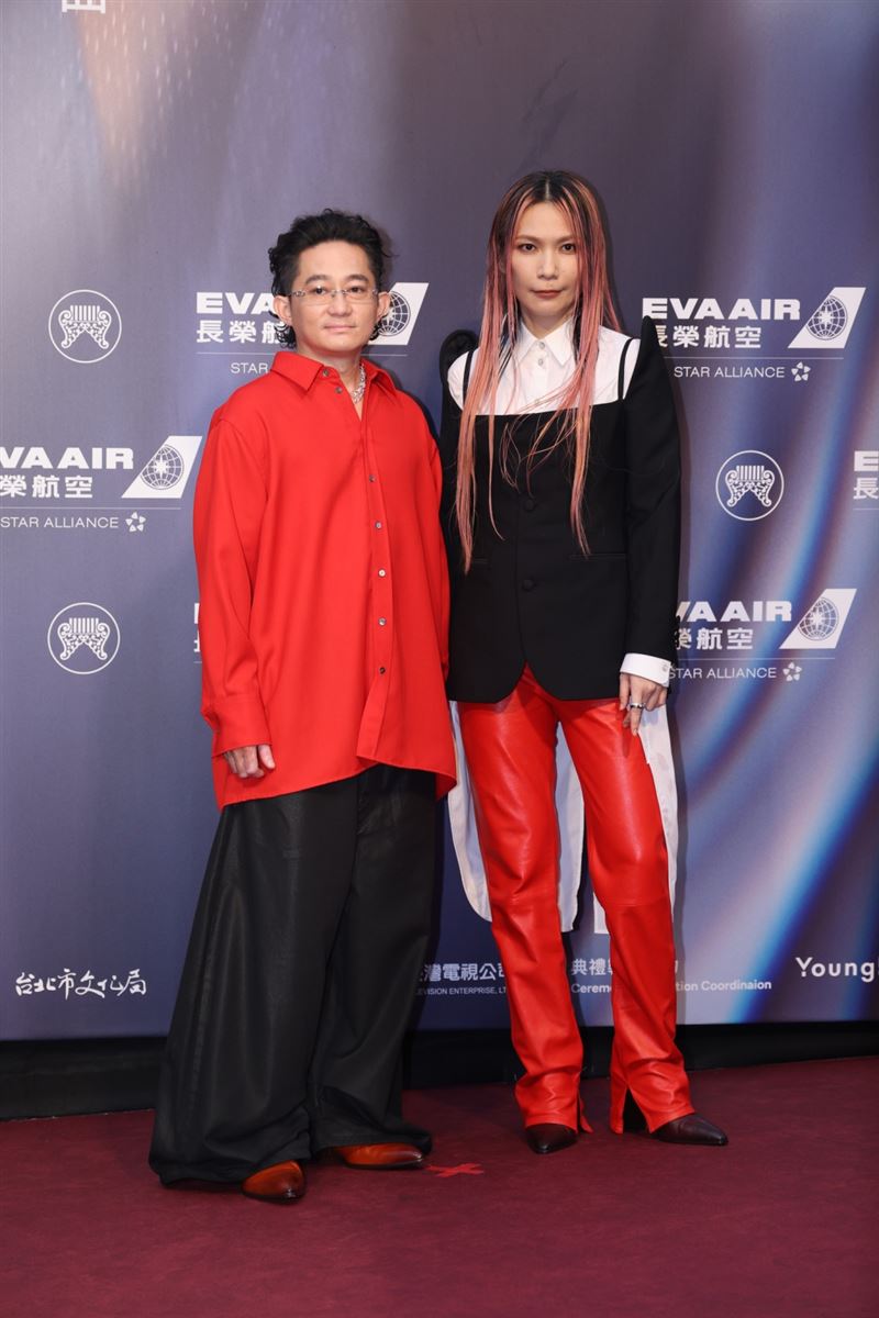 Tizzy Bac 林前源（左）、陳惠婷（右）現身金曲紅毯。（圖／記者鄭孟晃、田俊彥攝影）